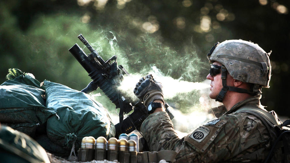 &mdash;ORD ER VIKTIGE: �Det er p� tide � gi befolkningen tilgang til de ordene de trenger for � beskrive en situasjon hvor unge nordmenn, side om side med afghansk politi og soldater, setter livet i fare rundt hver sving�, skriver innsenderen. Her en amerikansk soldat i Afghanistan, fotografert 4. juli i �r.