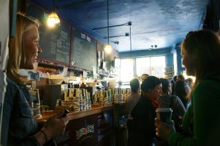 Byens beste kaffe: P� Philz Coffee lages kaffen av skikkelig kaffeelskere.  Foto: Marie Melg�rd
S�regen mat i en s�regen by:
&bull; Cancun  (2288 Mission Street) &mdash; San Francisco er det stedet i USA hvor du f�r best  mexicansk mat. Denne restauranten midt i Mission har juke-box med mexicansk  folkemusikk, og billig, deilig burritos. &bull;Suppenk�che  (525 Laguna Street): Festlig nok er det tradisjonelle tyske kj�kken det hippeste  du kan f� i byen om dagen. Denne restauranten tilbyr dusinvis typer tysk �l,  langbord, og kj�tt og poteter i alle varianter du kan �nske deg. &bull;Pizzeria  Delfina (3611 18th Street): En kn�ttliten pizzarestaurant med byens beste pizza.  V�r forberedt p� � st� i k�, men det er verdt ventetida. &bull;Farina  (3560 18th St.): En restaurant i den litt dyrere prisklassen. Italiensk mat p�  sitt beste. Er du heldig kan du plutselig st�te p� en og annen kjedis. &bull;Wierd  Fish (2193 Mission Street): Her er det fokus p� det gr�nne kj�kken. Gr�nnsakene  er lokalt dyrket, og fisken er �kologisk. Men ikke la deg avskrekke, den er ogs�  sabla god!
