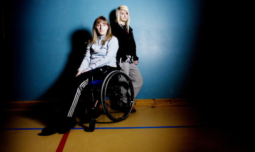 Rollebytte: Hjemme hos Julie (14) og mamma Wenche Karlsen (41) er det stort sett 14-�ringen som har ansvaret fordi Wenche har MS.