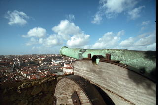 P� H�YDEN:  Utsikt over Lisboa fra en av byens mange h�yder, Castelo de S�o Jorge. Foto: KIRSTEN MARGRETHE BUZZI