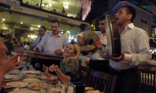 FULL MUSIKK: Det underholdes ved bordene p� uterestauranter. Mange steder tilbys tradisjonell tyrkisk folkemusikk.