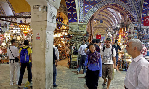 STORT: Grand Bazaar er verdens st�rste turistfelle - og et deilig sted � shoppe.