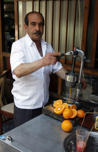 DEILIG: � drikke presset juice fra kalde appelsiner er noe av det deiligste du kan drikke etter en lang dag i varme Istanbul.