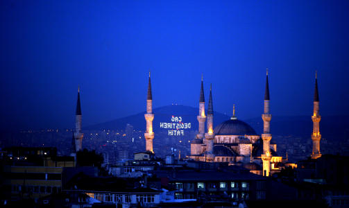 NESTEN UNIK: En mosk� med seks minareter finnes to steder; I Istanbul og Mekka.