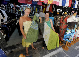 I GAMLEBYEN:  Gamlebyen b�r ogs� bes�kes om kvelden, da er det en helt annen stemning her, sier norske  Iris Herfurth og sjefen Maria Kanaki som selger kjoler i ekspressfart om formiddagen i turistbutikken Apollon midt i Gamlebyen. Foto: JOHN TERJE PEDERSEN