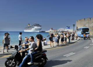  RHODOS BY:  Byen har v�rt bebodd i over 2400 �r. Rhodos by frister med en kombinasjon av badeliv, uteliv og en av Europas best bevarte middelalderbyer. Foto: JOHN TERJE PEDERSEN