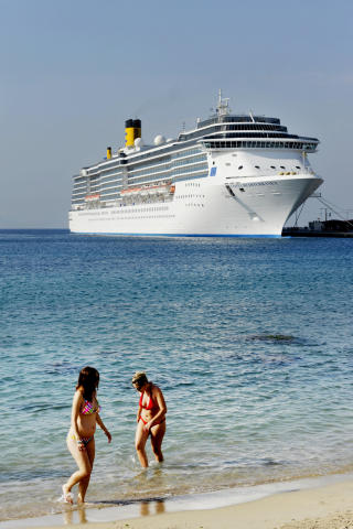 CRUISEHAVN Rhodos er ogs� en stor cruisehavn for mange av cruiseskipene i Middelhavet. Foto: JOHN TERJE PEDERSEN