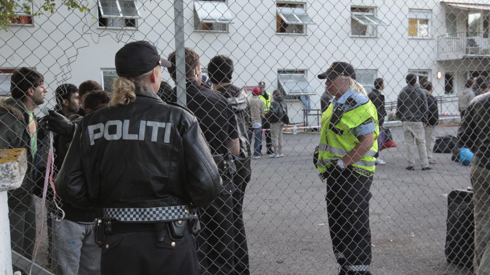  AMPERT:  Politiet p� Romerike rykket ut til ventemottaket i Nannestad i natt etter at det oppsto tumulter. FOTO: TERJE BENDIKSBY, SCANPIX.