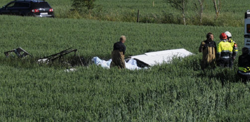 TO DREPT I STYRT: To personer omkom etter at de styrtet i en �ker 30-40 meter unna Tomb jordbruksskole i R�de i �stfold. Foto: Alexander Lund