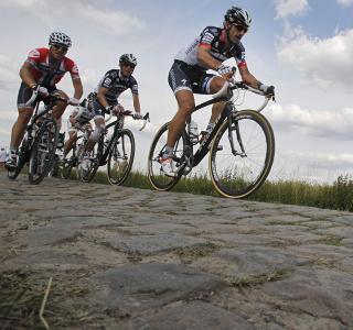 T�FF ETAPPE: Sju brosteinspartier ga rytterne t�ffe utfordringer. Her er Thor Hushovd (t.v.) sammen med Andy Schleck og Fabian Cancellara. Foto: Christophe Ena, AP/Scanpix