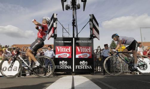 FULL KONTROLL: Thor Hushovd kunne reise seg p� sykkelen og sl� seg p� brystet i det han krysset m�llinja. Foto: Peter Dejong, AP/Scanpix