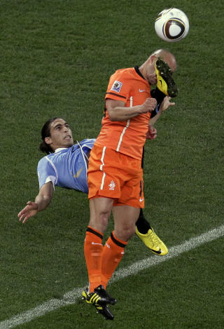 L�SE TENNER: De Zeeuw f�r st�velen til Caceres i ansiktet under g�rsdagens semifinale. Foto: AP