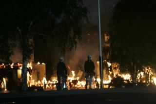 SPREDTE SEG FORT: Bev�pnet politi kunne lite gj�re.  Foto: Torbj�rn Gr�nning/Dagbladet