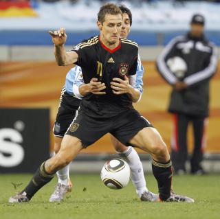 SLEIP: Miroslav Klose er vanskelig � f� has p�. Her fors�ker Nicolas Burdisso seg i kvartfinalen, men Klose fikk likevel to nettkjenninger. Foto: EPA
