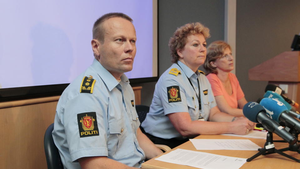 -- SKAL IKKE L�NNE SEG: Svein Arne Hansen i Politiets utlendingsenhet, politimester Christine Fossen og  UDI-direkt�r Ida B�rresen p�r onsdagens pressekonferanse i Drammen etter brannen p� �asylmottaket p� Lierskogen natt til i dag. Foto: Terje Bendiksby / Scanpix