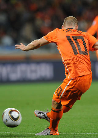VAREMERKET: Sneijders enorme skuddfot s�rget for nok en matchvinnerscoring i g�rsdagens semifinale. Foto: AFP