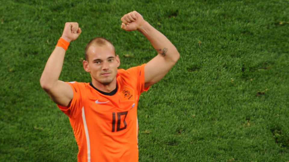 EVENTYR: Wesley Sneijders karriere har hatt flere b�lgedaler. N� er han s� definitivt p� toppen med tre titler allerede og VM-finale s�ndag som neste kamp p� programmet. Foto: AFP