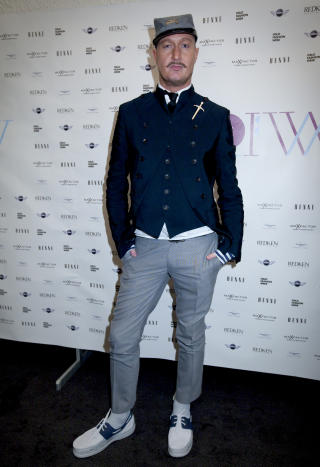 VIL IKKE L�NE UT: Stylist og designer Kjell A. Nordstr�m synes det er en uting at designere l�ner ut kl�r til kjendisene. Foto: Scanpix.