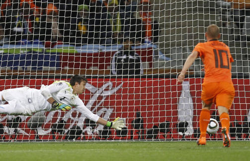 FOR KORT: Uruguays sisteskanse er ikke den f�rste som kommer til kort n�r Sneijder lader kanonen. Foto: AFP