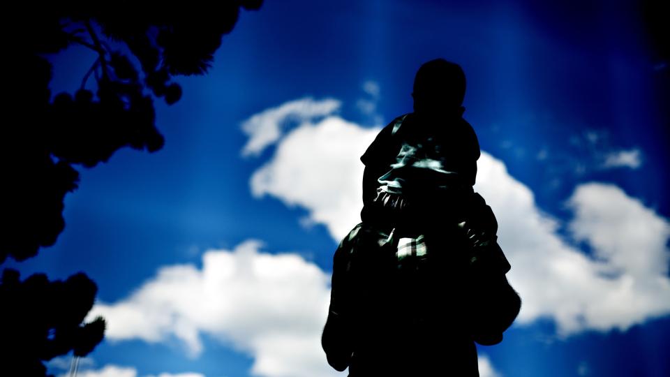 SAMMEN MED PAPPA: �rjan kjente ikke pappa igjen og pappa kjente ikke �rjan igjen da de endelig fikk tilbringe litt tid sammen etter sju m�neder fra hverandre. FOTO: TORBJ�RN GR�NNING/DAGBLADET