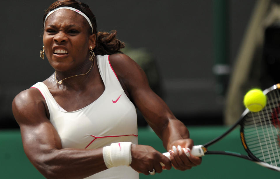MUSKUL�S: Serena Williams har hatt komplekser for kroppen sin - ogs� armene som hun mener er for muskul�se i forhold til idealene. Her fra Wimbledon-finalen som hun vant 3. juli. Foto: AFP