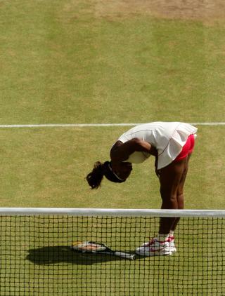 VERDENS BESTE: Serena Williams takker publikum i London etter Wimbledon-seieren. Foto: EPA