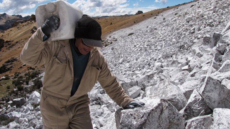 HVITMALER FORSVUNNET BRE: Isbreen Chalon Sombrero i Andesfjellene i Peru er borte. Ved � dekke et stort omr�de ved hvitfarge h�per oppfinner Eduardo Gold at temperaturen kan senkes nok til at breen p� ny kan legge seg. Mange er imidlertid sv�rt skeptisk til om prosjektet kan lykkes. Foto: AFP PHOTO / DAN COLLYNS