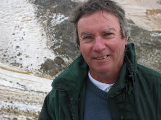 OPTIMIST: Direkt�r Eduardo Gold i organisasjonen Glaciares de Peru f�r 200 000 dollar fra Verdensbanken til � gjennomf�re prosjektet. Kritikerne er mange, men Gold, som er oppfinner og ikke forsker, sier det er verdt et fors�k. Peru opplever dramatisk nedsmelting av isbreer som fattige lokalsamfunn er helt avhengige av. Foto:AFP PHOTO/ DAN COLLYNS/SCANPIX