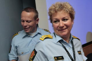  PARADOKS:  De skyldige bak storbrannen i Lier kan bli v�rende lenger i Norge, sier politimester Christine Fossen i S�ndre Buskerud politidistrikt. Politiets utlendingsenhet og fungerende leder Svein Arne Hansen er i gang med � froberede utsendelse av de to minst aktive som er p�grepet og siktet for grovt skadeverk etter brannen i Lier vernemottak. Foto: TERJE BENDIKSBY/SCANPIX