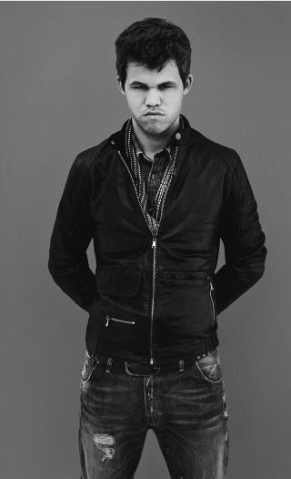 LITT KONGE OG LITT BONDE: Magnus' kompromissl�se holdning til sjakkspillet overf�res til en posering for klesmerket G-Star. Foto: Anton Corbijn/G-Star.