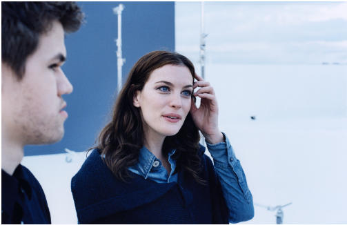 DEN VISE OG DEN VAKRE: Magnus Carlsen og Liv Tyler kommer kanskje fra forskjellige planeter, men nå profilerer de i alle fall G-Star sammen. Foto: G-Star DEN VISE OG DEN VAKRE: Magnus Carlsen og Liv Tyler kommer kanskje fra forskjellige planeter, men nå profilerer de i alle fall G-Star sammen. Foto: G-Star