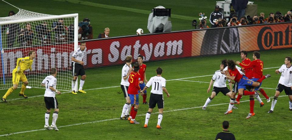 AVGJ�RELSEN: Carles Puyol feier unna stopperkollega Gerard Pique og stanger inn kampens eneste m�l. Foto: Rogan Ward, Reuters/Scanpix