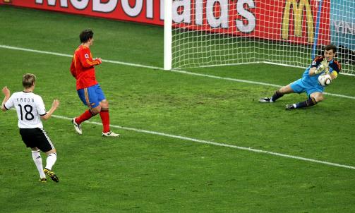 KJEMPEMISS: Tysklands Toni Kroos hadde v�rt p� banen i sju minutter da han misset denne sjansen. Fire minutter etter scoret Puyol. Foto: Halden Krog, EPA/Scanpix