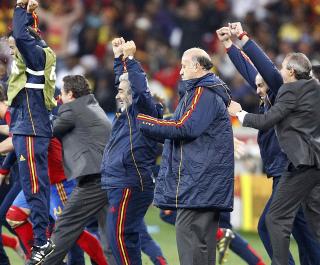 BEHERSKET: Spanias trener Vicente del Bosque tar sjelden av p� linja. Men da finaleplassen var sikret, l�ftet han nevene til like over albueh�yde. Foto: Jerry Lampen, Reuters/Scanpix