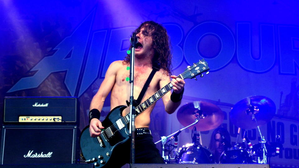 HELT KONGE: Joel O'Keeffe viste publikum hvordan gitaren skal trakteres n�r man spiller i rockeband. Foto: Torgrim �yre.
