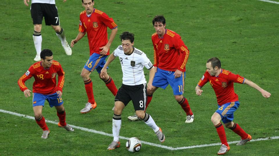 FIKK TIL LITE: Mesut �zil pakkes effektivt inn av Pedro, Sergio Busquets, Joan Capdevilla og Andres Iniesta.  Foto: Halden Krog, EPA/Scanpix