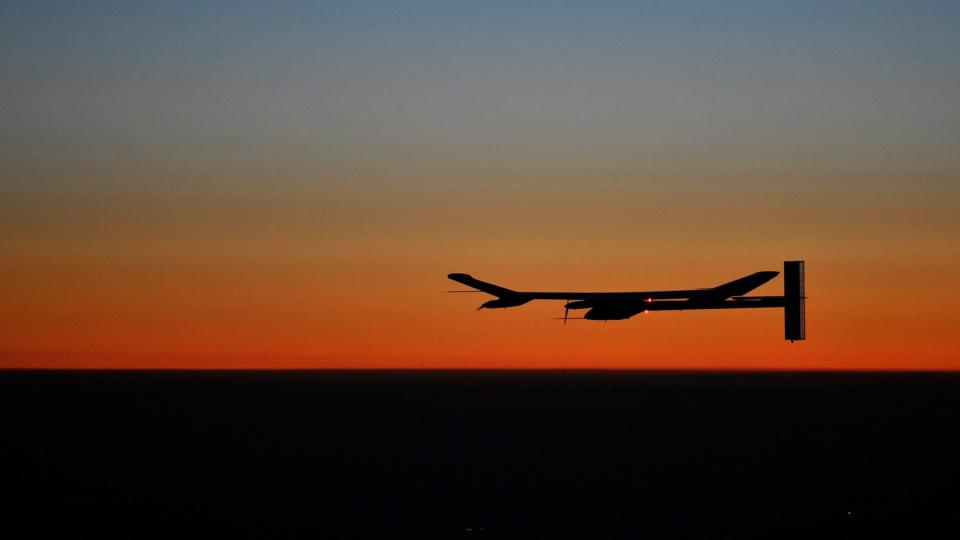 P� VINGENE: Slik s� det ut da Solar Impulse svevde inn i solnedgangen over Payerne i Sveits onsdag. Nattflygingen er den f�rste for solcelleflyet noen sinne. Foto: REUTERS / Dominic Favre / SCANPIX