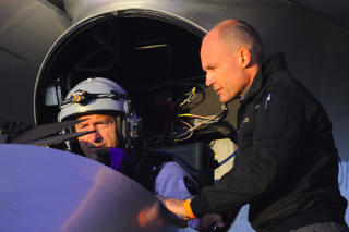 ALT KLART: Direkt�r i Solar Impulse og tidligere jagerpilot Andre Borschberg ga tommelen opp f�r avgang onsdag morgen. Foto: REUTERS / Fabrice Coffrini / SCANPIX