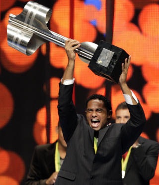 SERIEMESTER: Her feirer Bruno seriegullet med Flamengo i fjor. Foto: Scanpix/AP