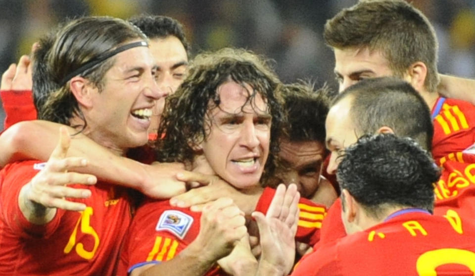 �HAIEN� PUYOL: Lagkamerater, statsmenn og fotballeksperter hyller Carles Puyol etter matchvinnerscoringen mot Tyskland. Foto: SCANPIX