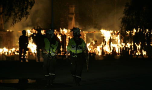 BRANN: Her brenner en av brakkene til Lier ventemottak ned til grunnen natt til onsdag.  Foto: Torbj�rn Gr�nning Dagbladet