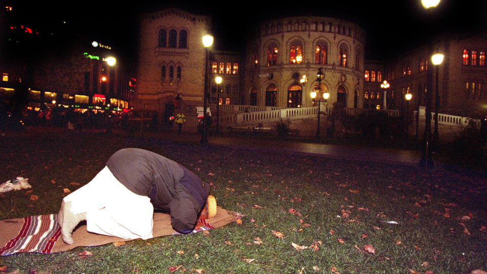 &mdash;EN LYNAVLEDER: �N�r alt skal diskuteres i lys av islam, er det mange problemer som slipper unna�, skriver innsenderen, og nevner norske rederiers skattenekt, som etter hans mening utgj�r �et sjumilssteg mot parallellsamfunnet Norge�. Her fra en aksjon for religionsfrihet utenfor Stortinget. Foto: Robert S. Eik