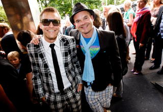 VIDERESALG:Simen Staalnacke (t.h) i �Moods of Norway� sier de ikke vil l�ne ut kl�r fra butikkene sine fordi kl�rne da ikke kan selges videre som nye. Her med gr�nderkompanjong Peder B�rresen. Foto: Eirik H. Urke.
