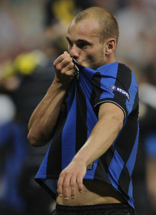 TROFAST? Fotballspillere er raske til � erkl�re sin kj�rlighet til klubber - som Sneijder gj�r her etter Champions League-triumfen. Men den er ofte flyktig ... Foto: AFP