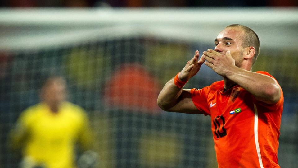 MATCHVINNER: Wesley Sneijder har v�rt tungen p� vektsk�la i fire av Nederlands kamper i VM. Her jubler han over m�let han er blitt kreditert for, som brasilianske Melo nikket i eget nett. Foto: EPA