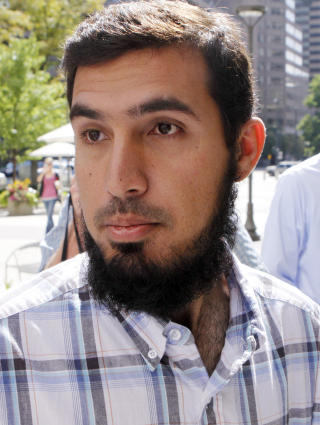 TERRORTILTALT: Najibullah Zazi (25) har innr�mmet b�nd til Al-Qaida, Her ankommer han avh�r med FBI i 2009 Foto: Ed Andrieski/AP