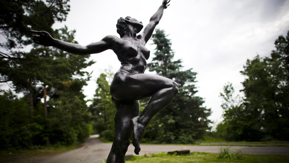 VAKRE KVINNEKROPPER:: Skulpturparken p� Ekeberg hyller kvinner i alle former. Men professor i medievitenskap Hans Fredrik Dahl p�peker at kj�nn som utvalgskriterium ikke gjelder andre steder i samfunnet. Foto: H�kon Eikesdal.