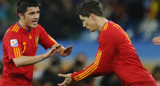 FINALISTER: Fernando Torres (t.h) og David Villa n�dde nesten helt opp i k�ringen. Foto: AFP/PIERRE-PHILIPPE MARCOU