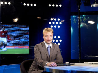 EN KRIGER: Lars Tj�rn�s lar seg imponere av hvordan Carles Puyol alltid g�r i krigen for klubb- og landslag.Foto: Canal Plus