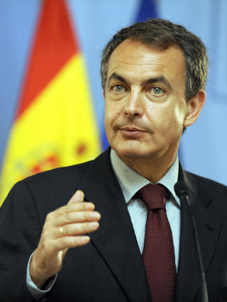 IMPONERT: Statsminister og Barcelona-supporter Jose Luis Rodriguez Zapatero hyller scoringen til Carles Puyol.Foto: SCANPIX